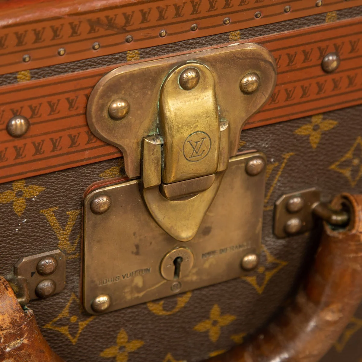 PUSHKIN ANTIQUES - LOUIS VUITTON SUITCASE IN MONOGRAM CANVAS, PARIS c.1970 - 35.jpg