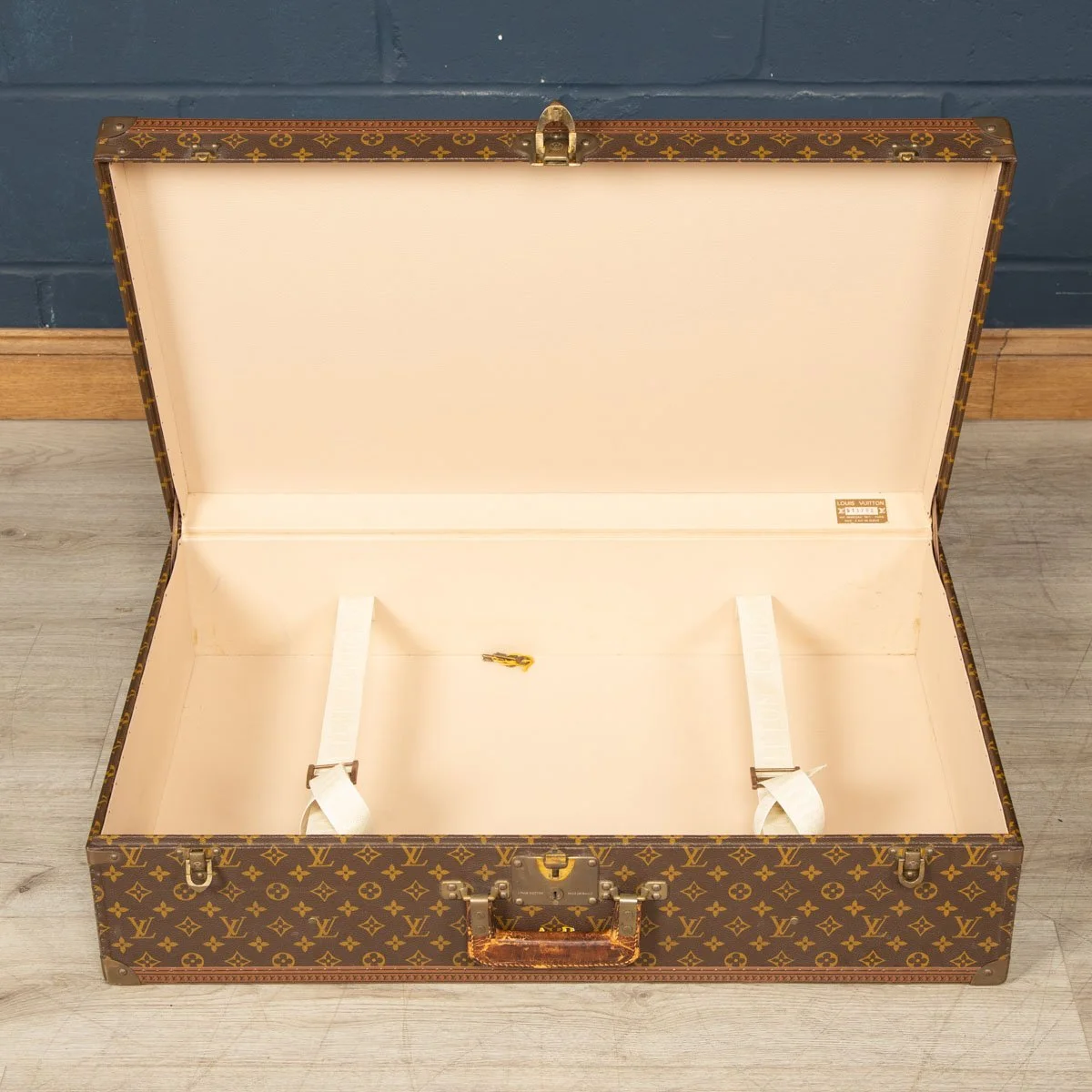 PUSHKIN ANTIQUES - LOUIS VUITTON SUITCASE IN MONOGRAM CANVAS, PARIS c.1970 2 - 22.jpg