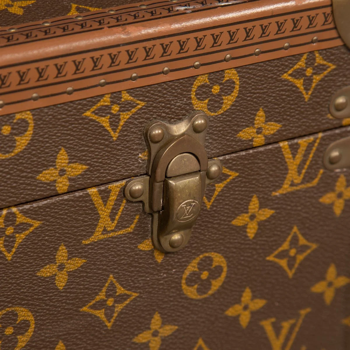 PUSHKIN ANTIQUES - LOUIS VUITTON SUITCASE IN MONOGRAM CANVAS, PARIS c.1970 2 - 28.jpg