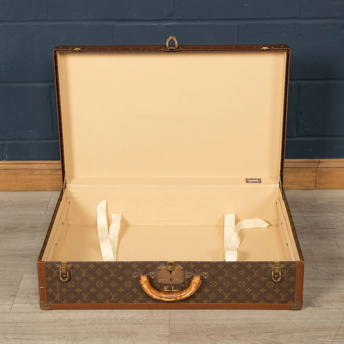 PUSHKIN ANTIQUES - LOUIS VUITTON SUITCASE IN MONOGRAM CANVAS, PARIS c.1970 3 - 22.jpg