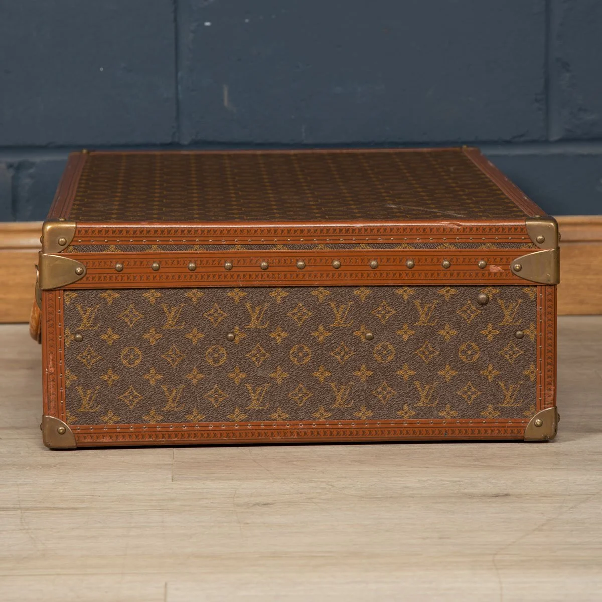 PUSHKIN ANTIQUES - LOUIS VUITTON SUITCASE IN MONOGRAM CANVAS, PARIS c.1970 3 - 17.jpg
