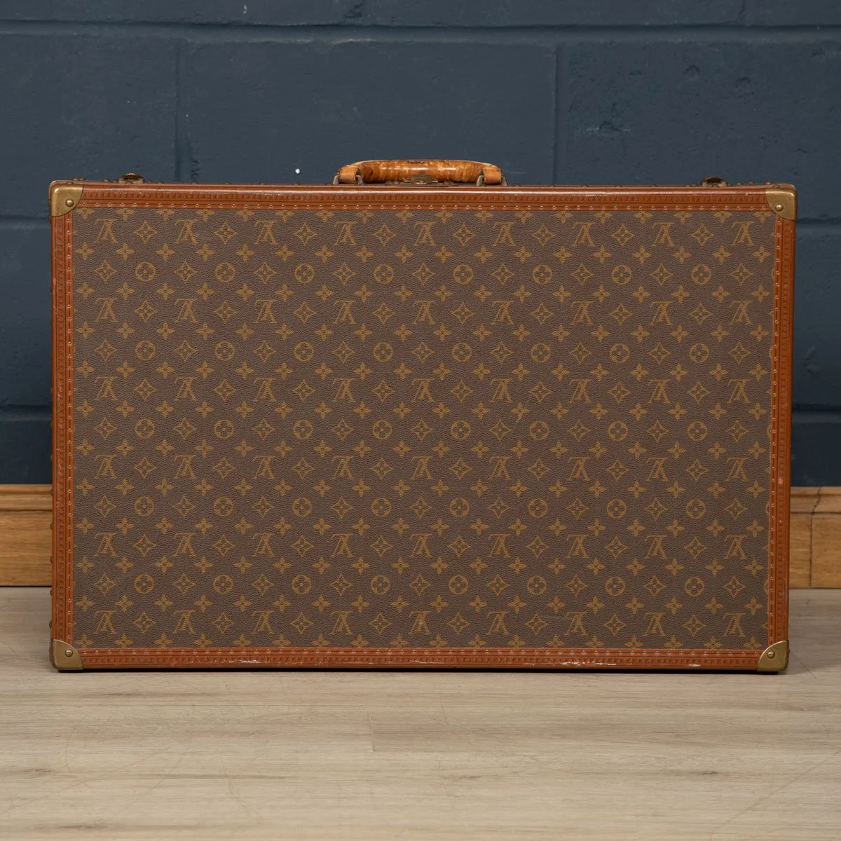 PUSHKIN ANTIQUES - LOUIS VUITTON SUITCASE IN MONOGRAM CANVAS, PARIS c.1970 3 - 21.jpg