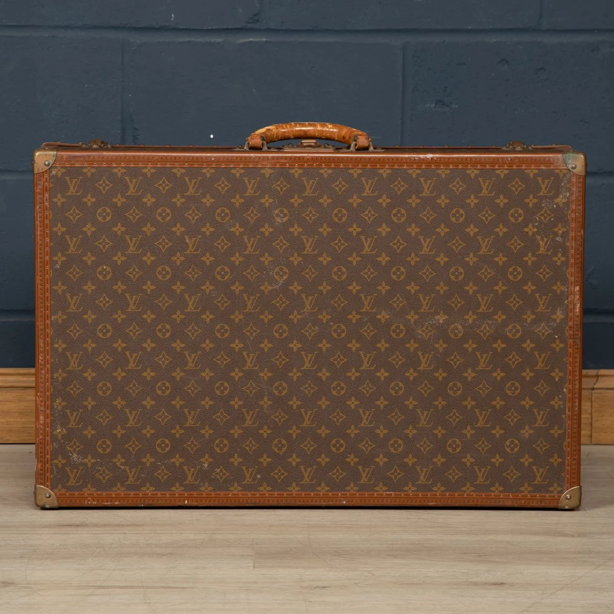 PUSHKIN ANTIQUES - LOUIS VUITTON SUITCASE IN MONOGRAM CANVAS, PARIS c.1970 3 - 20.jpg