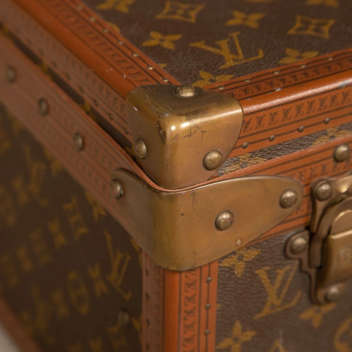 PUSHKIN ANTIQUES - LOUIS VUITTON SUITCASE IN MONOGRAM CANVAS, PARIS c.1970 3 - 26.jpg