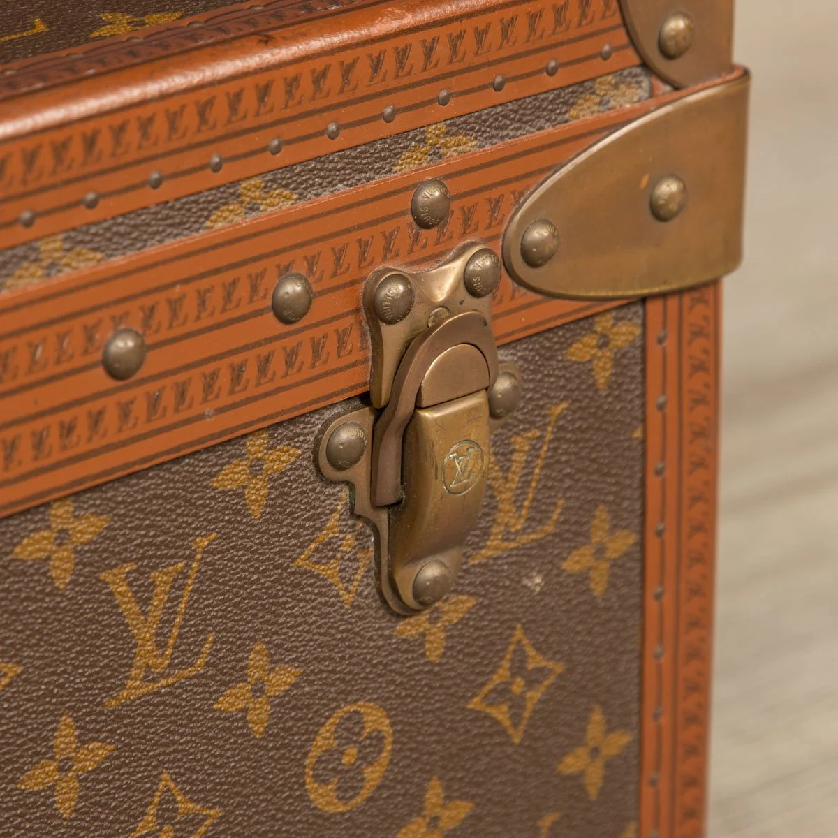 PUSHKIN ANTIQUES - LOUIS VUITTON SUITCASE IN MONOGRAM CANVAS, PARIS c.1970 3 - 25.jpg