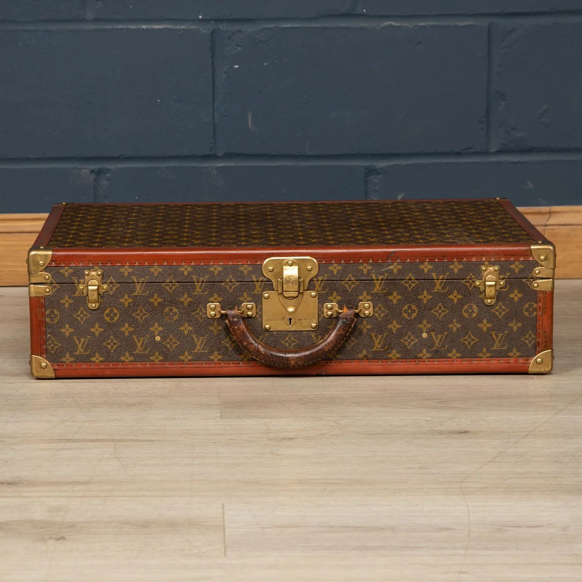PUSHKIN ANTIQUES - LOUIS VUITTON SUITCASE IN MONOGRAM CANVAS, PARIS c.1970 4 - 16.jpg