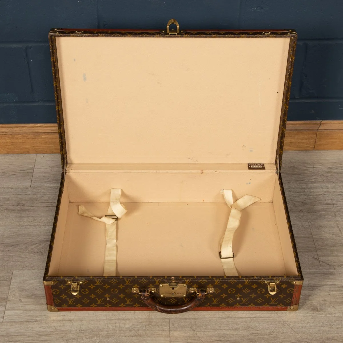 PUSHKIN ANTIQUES - LOUIS VUITTON SUITCASE IN MONOGRAM CANVAS, PARIS c.1970 4 - 22.jpg