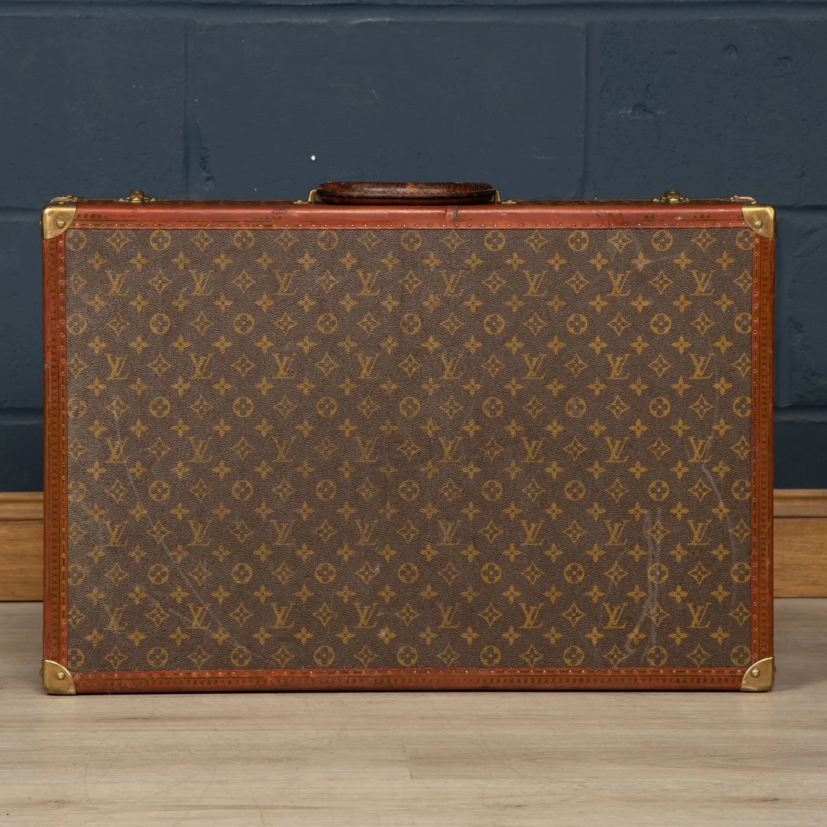 PUSHKIN ANTIQUES - LOUIS VUITTON SUITCASE IN MONOGRAM CANVAS, PARIS c.1970 4 - 20.jpg
