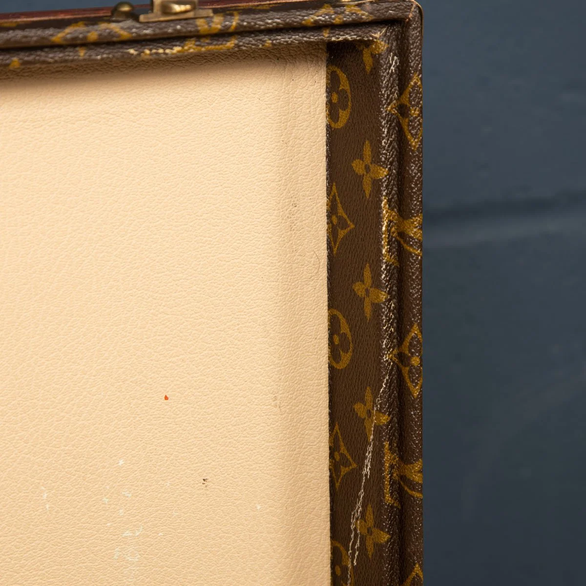 PUSHKIN ANTIQUES - LOUIS VUITTON SUITCASE IN MONOGRAM CANVAS, PARIS c.1970 4 - 26.jpg