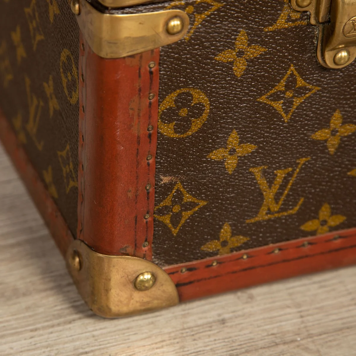 PUSHKIN ANTIQUES - LOUIS VUITTON SUITCASE IN MONOGRAM CANVAS, PARIS c.1970 4 - 33.jpg