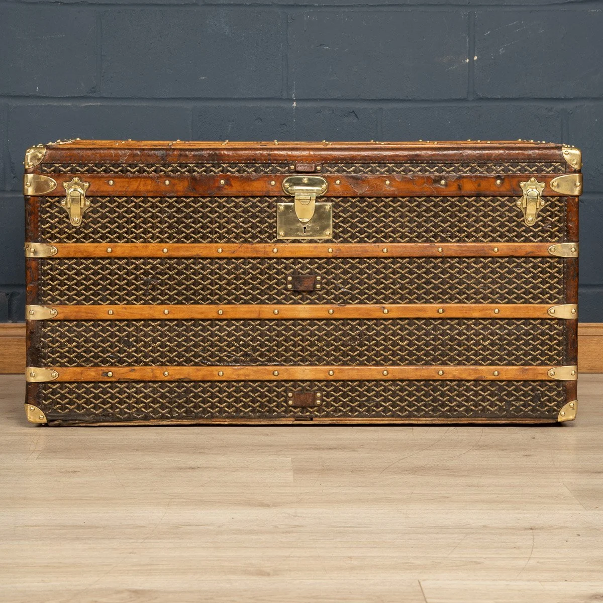 ANTIQUE 20thC GOYARD COURIER TRUNK IN CHEVRON PATERN, PARIS c.1900 - 04.jpg