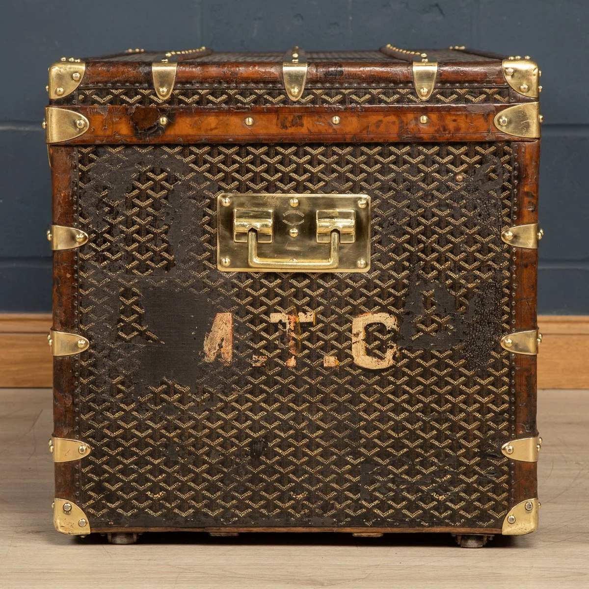 ANTIQUE 20thC GOYARD COURIER TRUNK IN CHEVRON PATERN, PARIS c.1900 - 05.jpg
