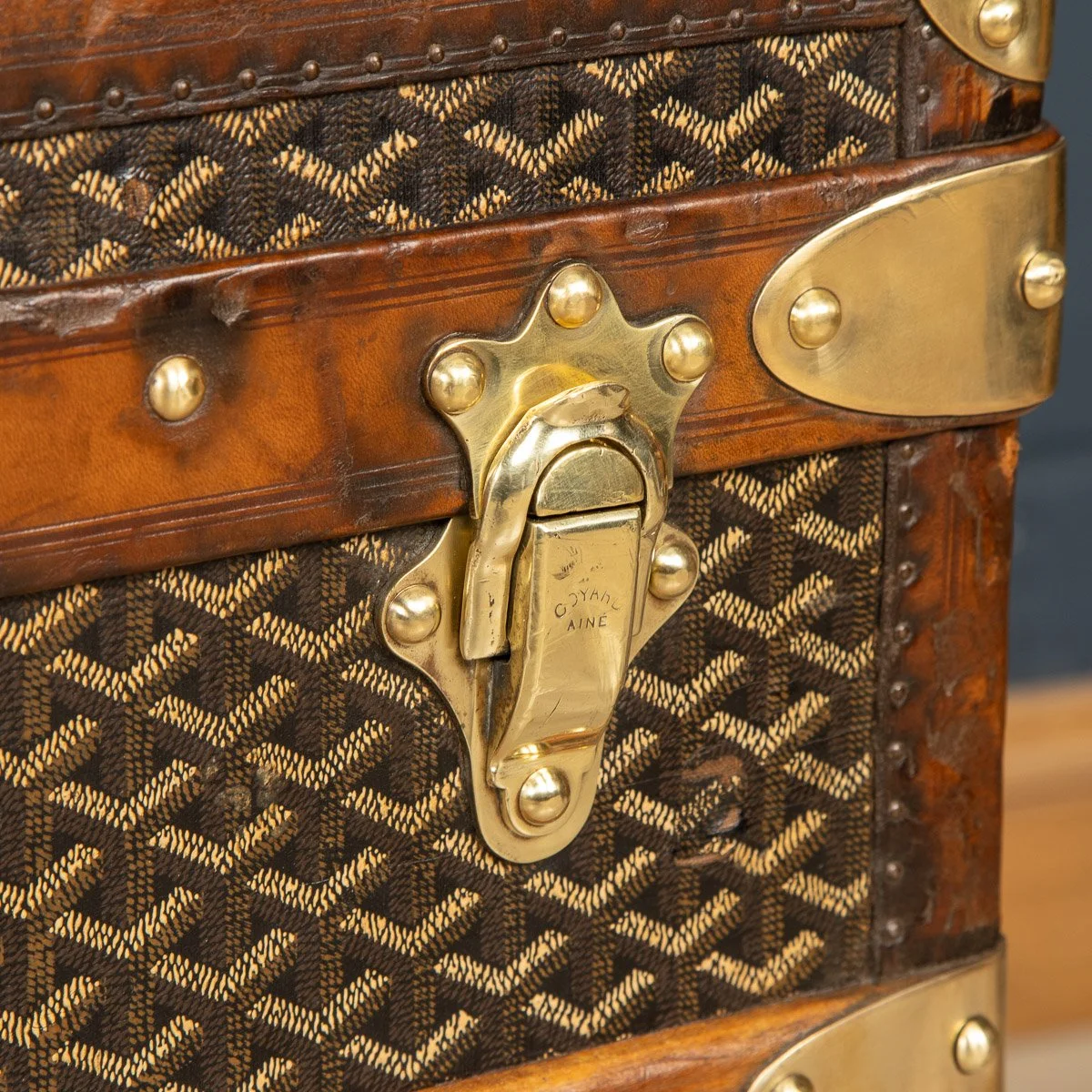 ANTIQUE 20thC GOYARD COURIER TRUNK IN CHEVRON PATERN, PARIS c.1900 - 16.jpg
