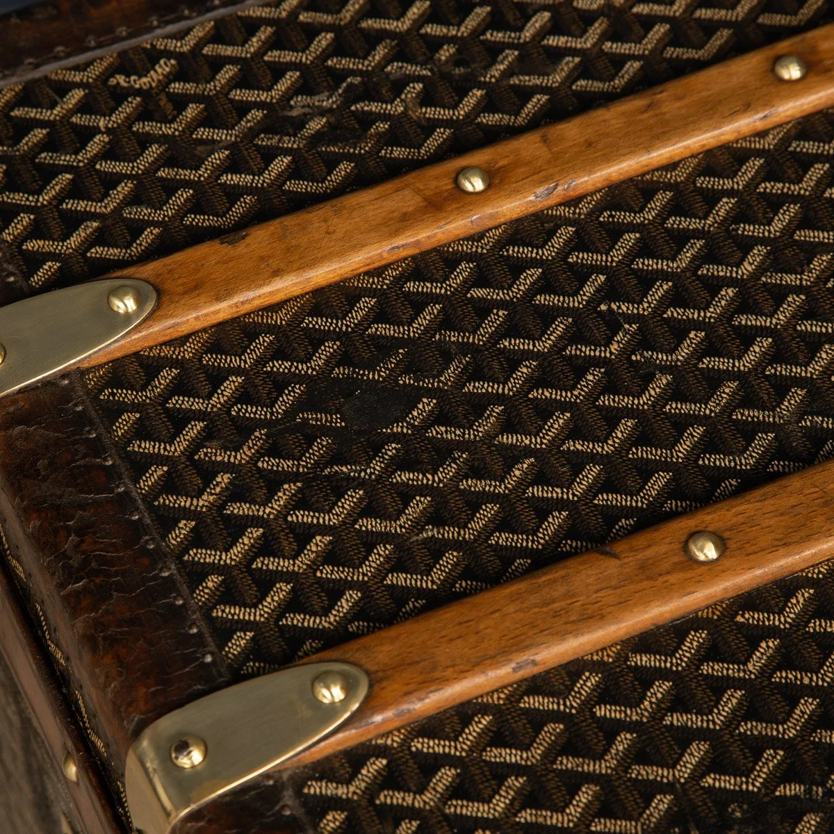 ANTIQUE 20thC GOYARD COURIER TRUNK IN CHEVRON PATERN, PARIS c.1900 - 21.jpg