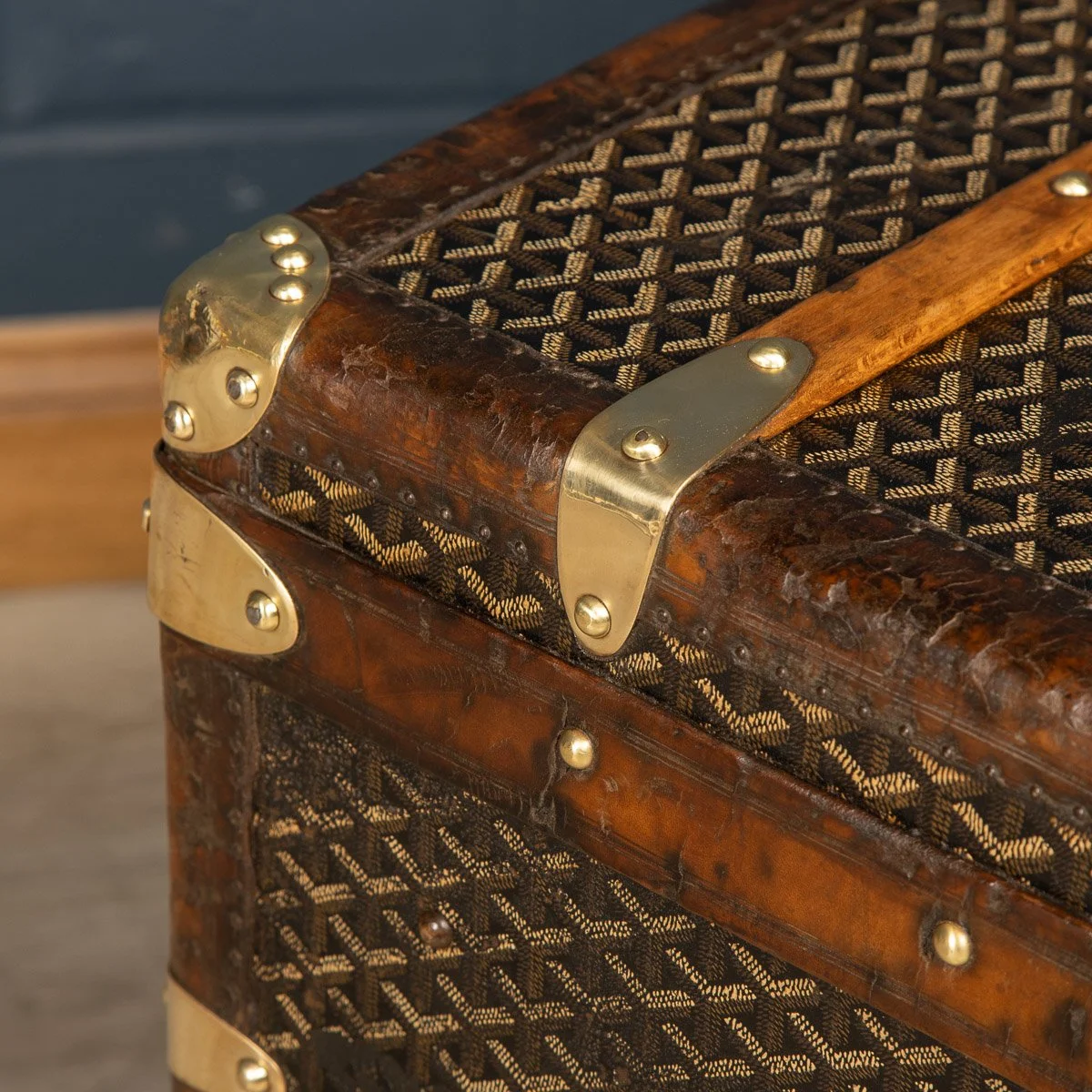 ANTIQUE 20thC GOYARD COURIER TRUNK IN CHEVRON PATERN, PARIS c.1900 - 27.jpg