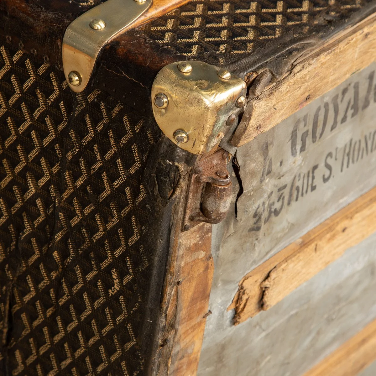 ANTIQUE 20thC GOYARD COURIER TRUNK IN CHEVRON PATERN, PARIS c.1900 - 30.jpg