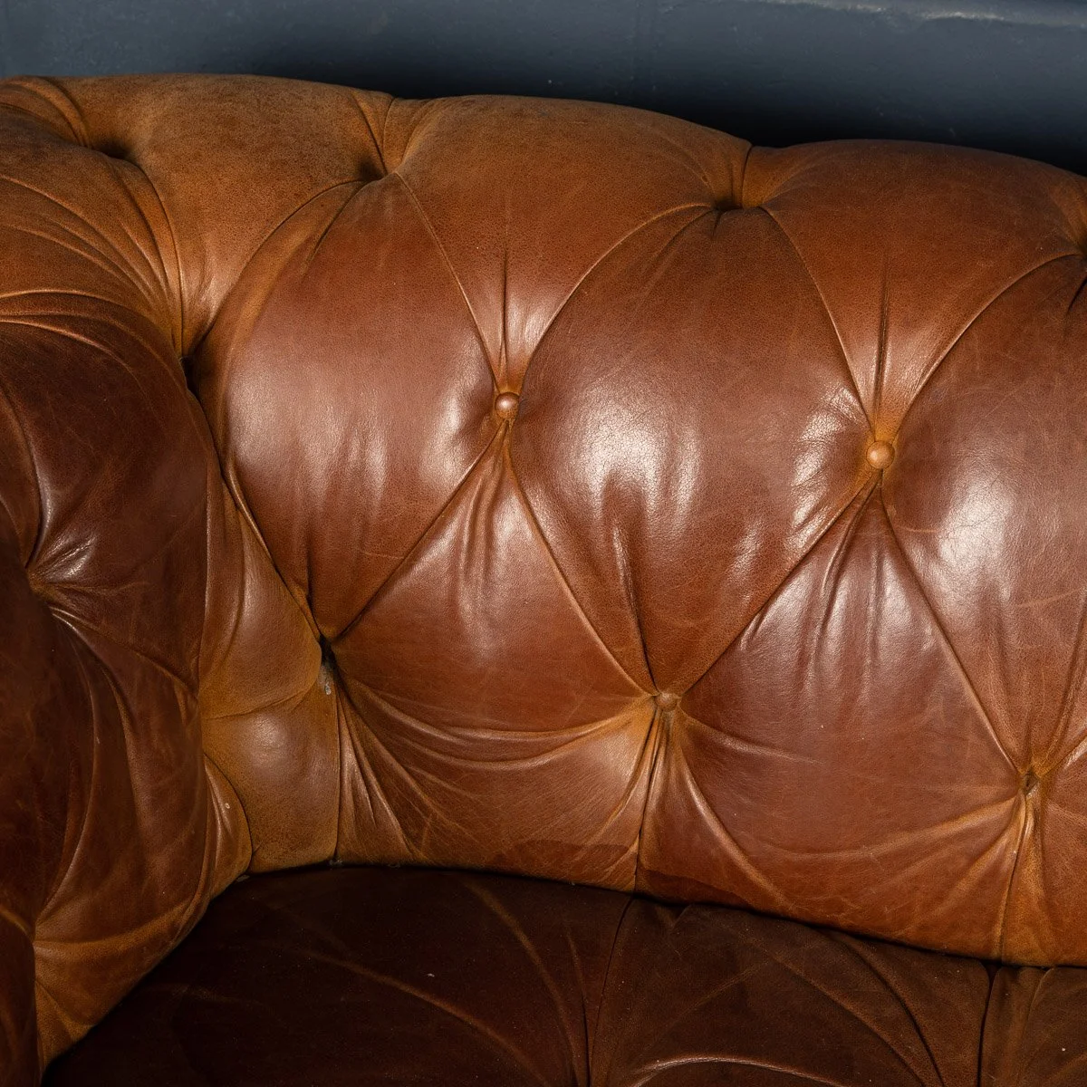 STUNNING 20thC CHESTERFIELD LEATHER SOFA BY LAURA ASHLEY, ENGLAND c.1970 - 14.jpg