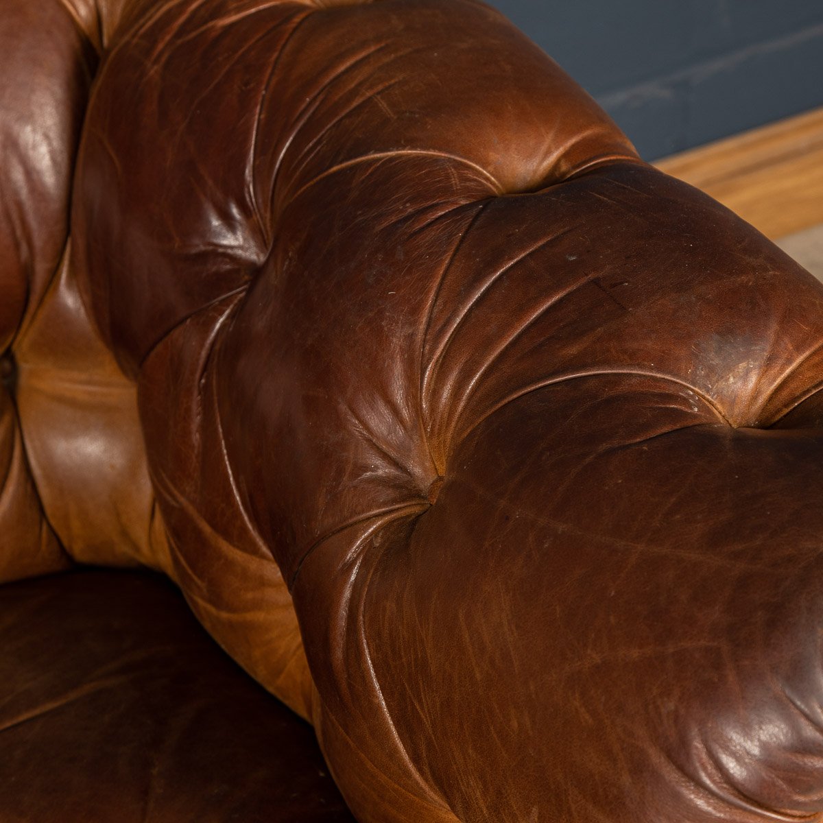 STUNNING 20thC CHESTERFIELD LEATHER SOFA BY LAURA ASHLEY, ENGLAND c.1970 - 43.jpg