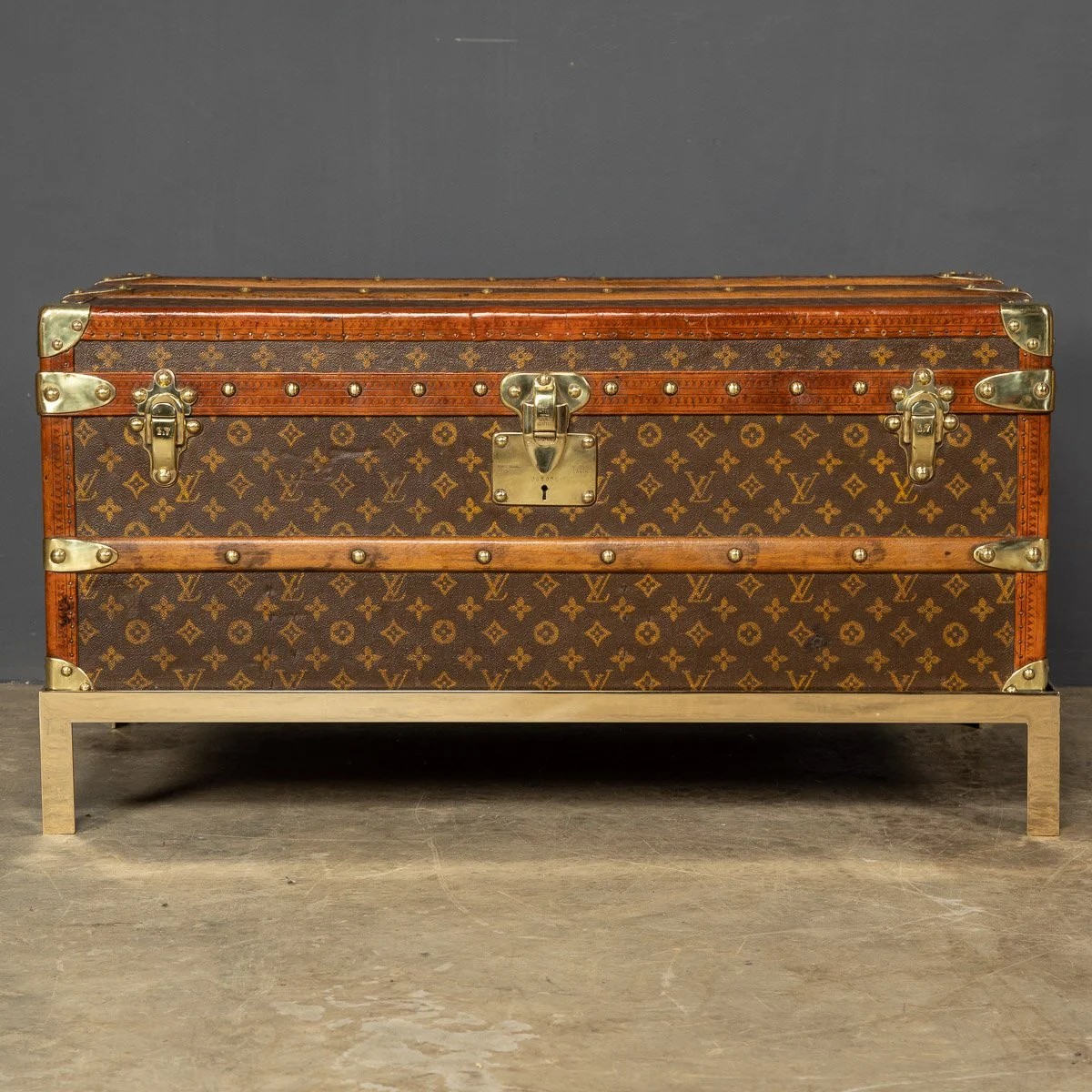 ANTIQUE 20thC LOUIS VUITTON CABIN TRUNK ON A BESPOKE BRASS STAND, PARIS c.1920 - 03.jpg