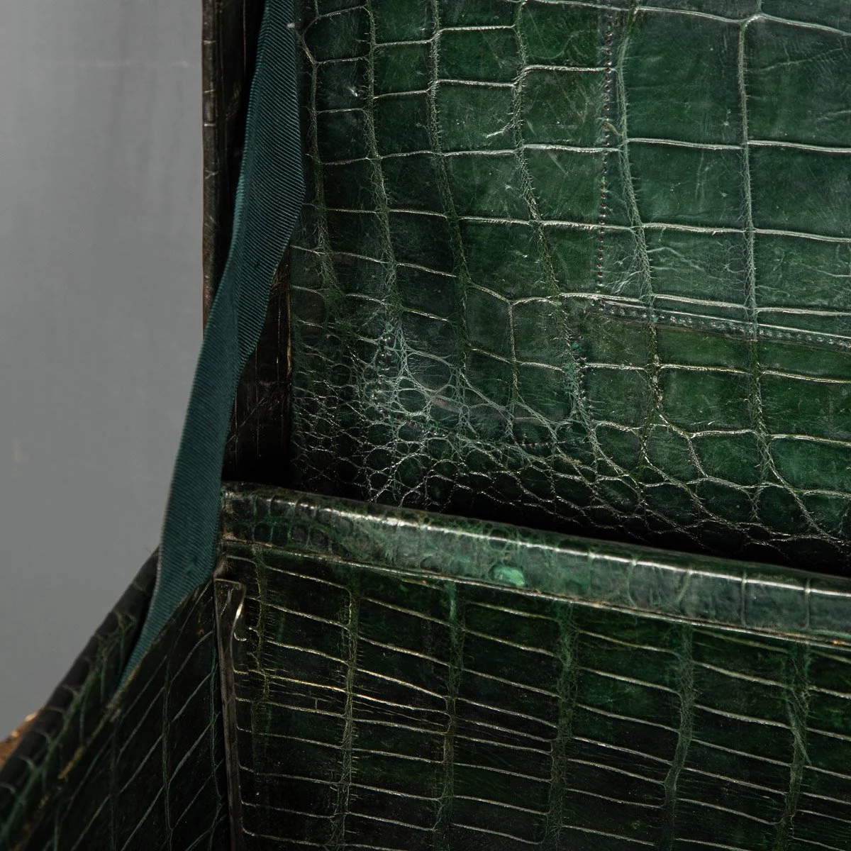 ANTIQUE 19thC VICTORIAN CROCODILE SKIN SUITCASE WITH A SILVER SHIP MOTIF c.1890 - 11.jpg