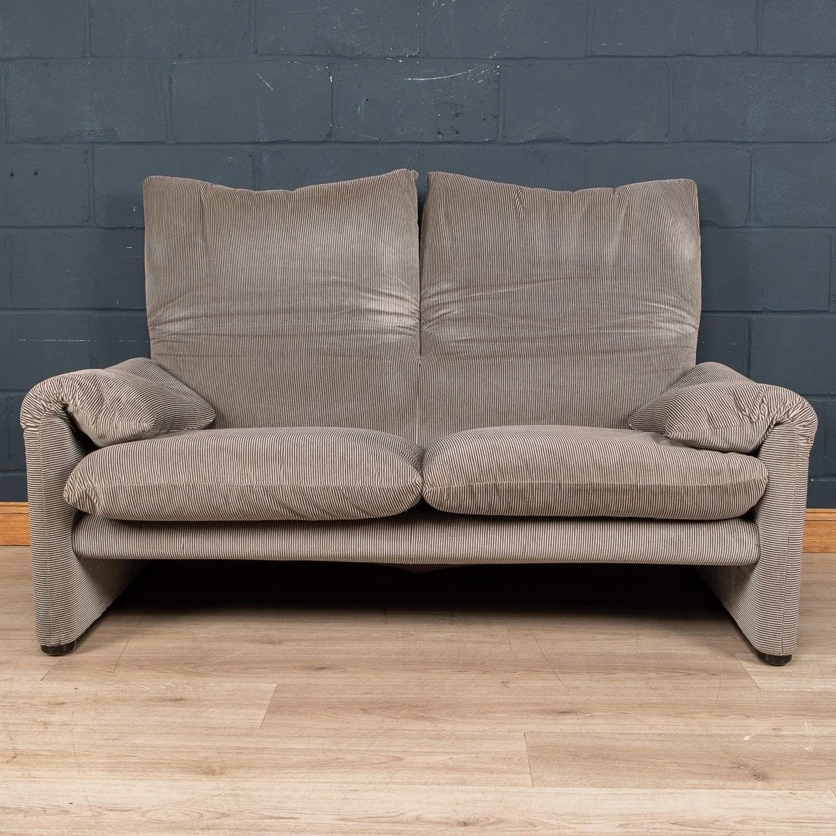 PUSHKIN ANTIQUES - 20thC MARALUNGA SOFA IN ORIGINAL VINTAGE VELVET FABRIC BY VICO MAGISTRETTI - 06.jpg