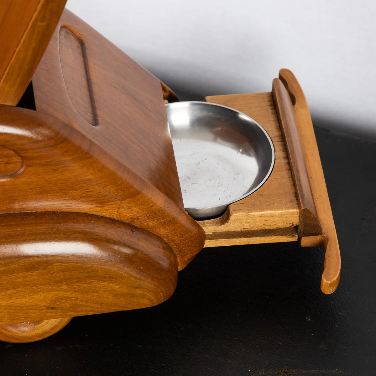 PUSHKIN ANTIQUES - MID 20thC BRITISH MADE CAR SHAPED SMOKING COMPENDIUM c.1960 - 13.jpg