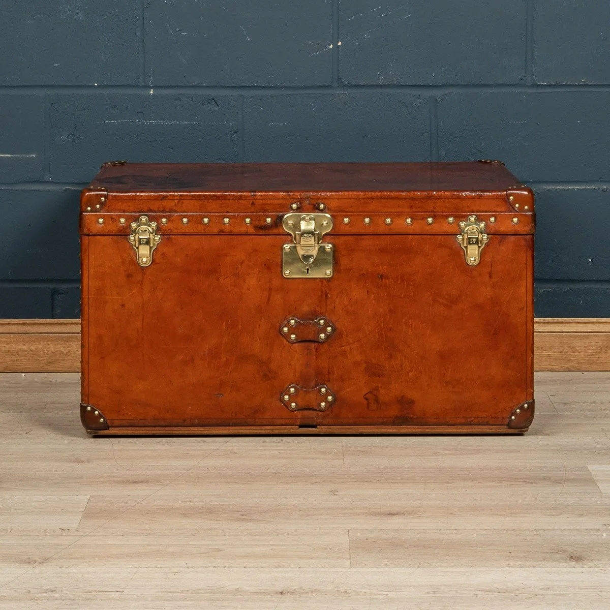 PUSHKIN ANTIQUES - 20thC LOUIS VUITTON COURIER TRUNK IN NATURAL COW HIDE, PARIS c.1930 - 04.jpg