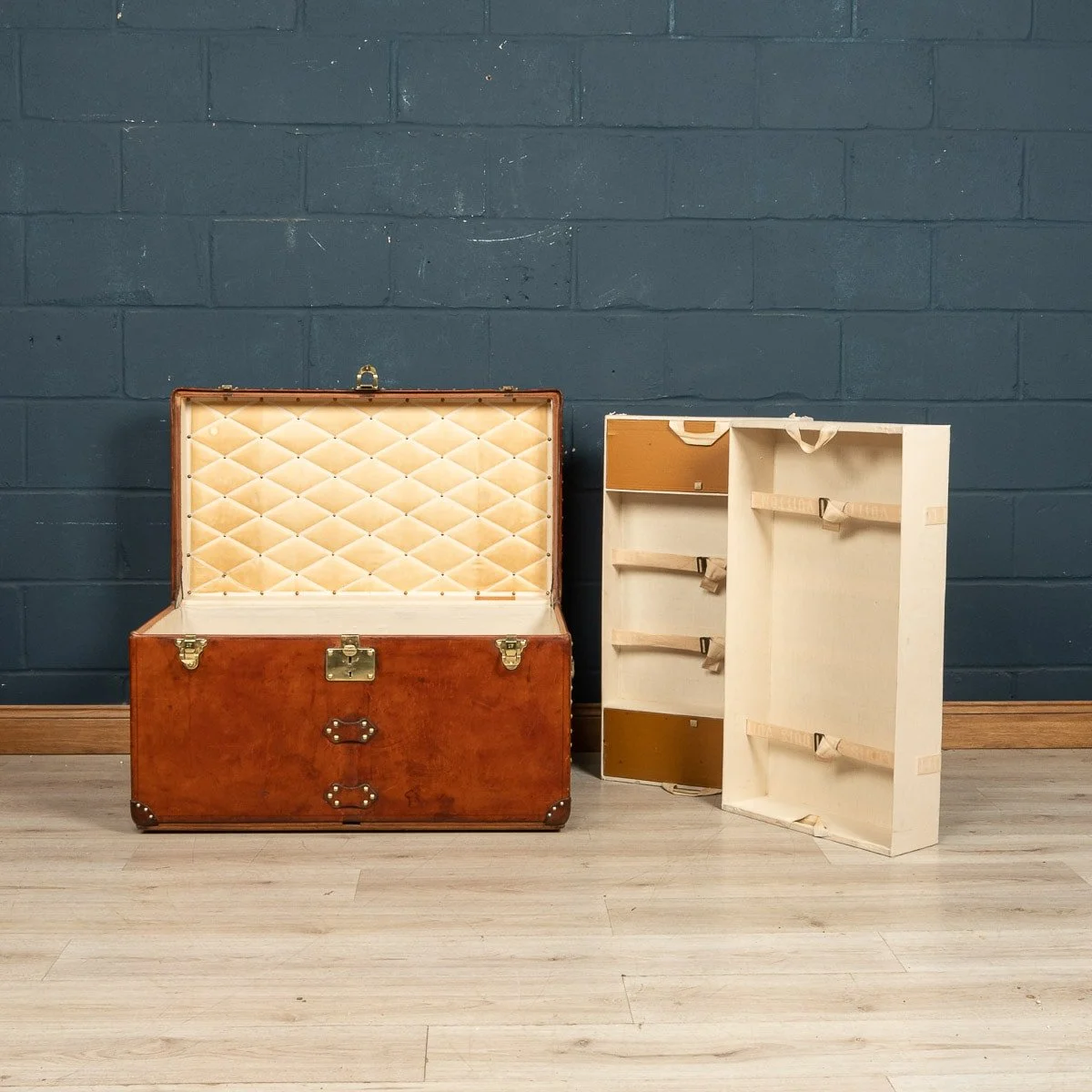 PUSHKIN ANTIQUES - 20thC LOUIS VUITTON COURIER TRUNK IN NATURAL COW HIDE, PARIS c.1930 - 11.jpg