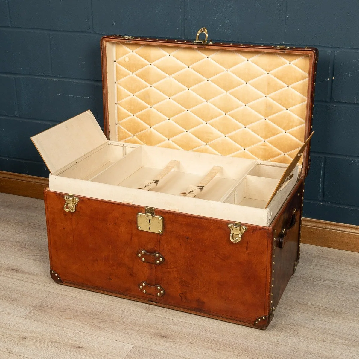 PUSHKIN ANTIQUES - 20thC LOUIS VUITTON COURIER TRUNK IN NATURAL COW HIDE, PARIS c.1930 - 15.jpg