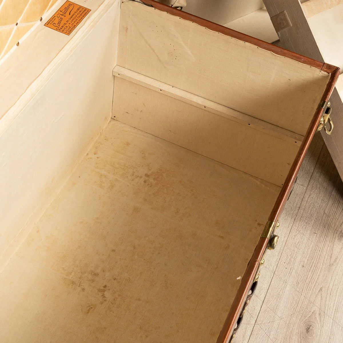 PUSHKIN ANTIQUES - 20thC LOUIS VUITTON COURIER TRUNK IN NATURAL COW HIDE, PARIS c.1930 - 17.jpg
