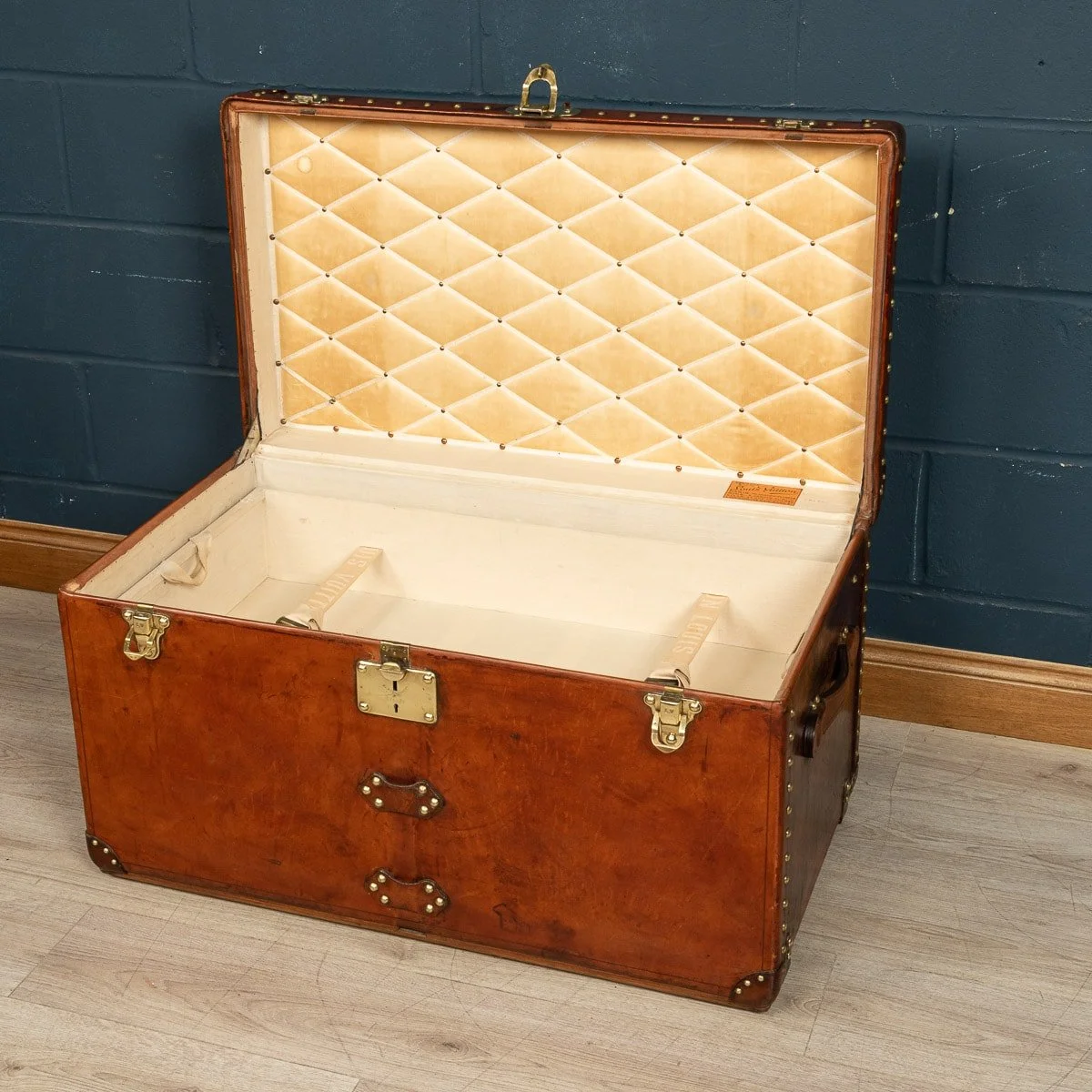 PUSHKIN ANTIQUES - 20thC LOUIS VUITTON COURIER TRUNK IN NATURAL COW HIDE, PARIS c.1930 - 13.jpg