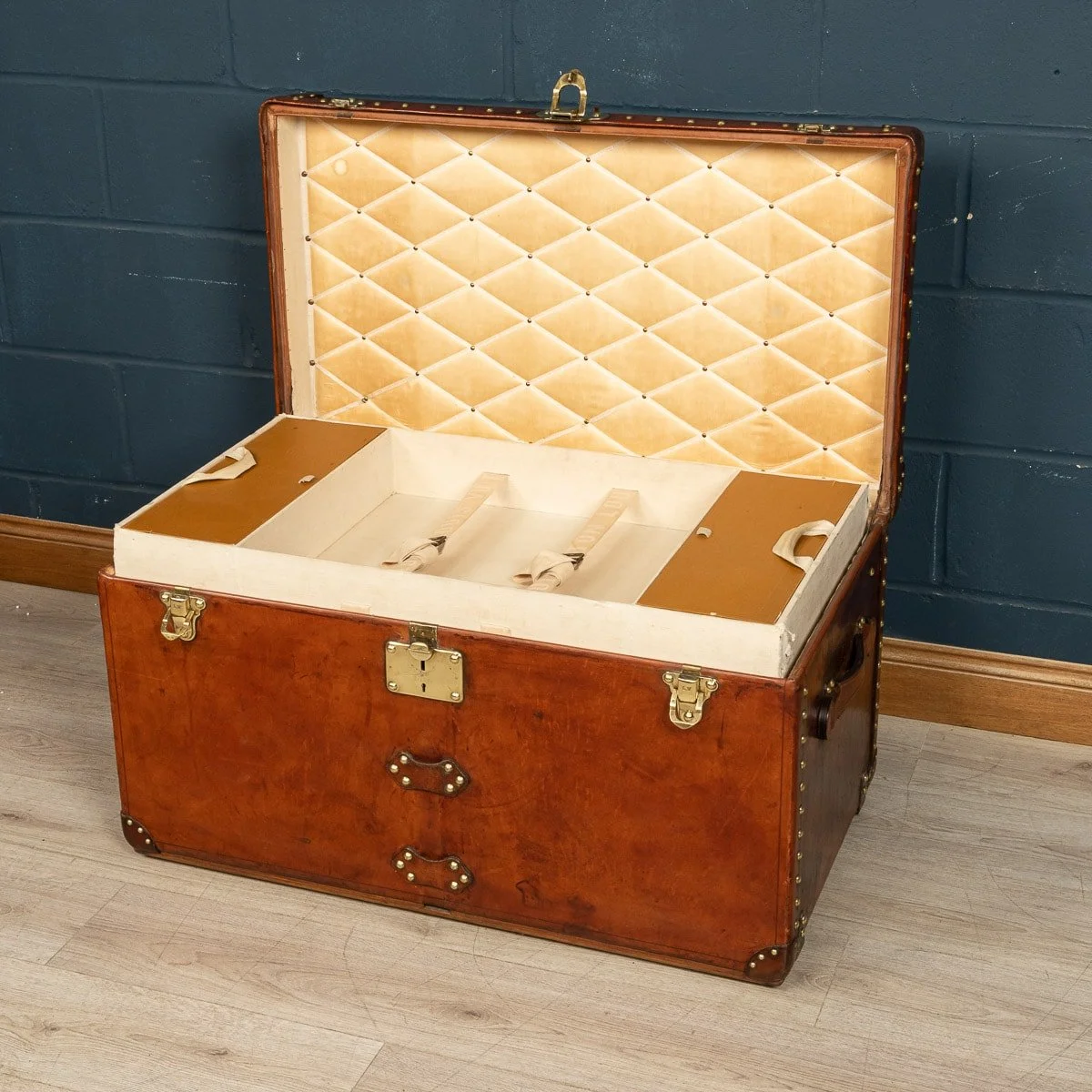 PUSHKIN ANTIQUES - 20thC LOUIS VUITTON COURIER TRUNK IN NATURAL COW HIDE, PARIS c.1930 - 14.jpg
