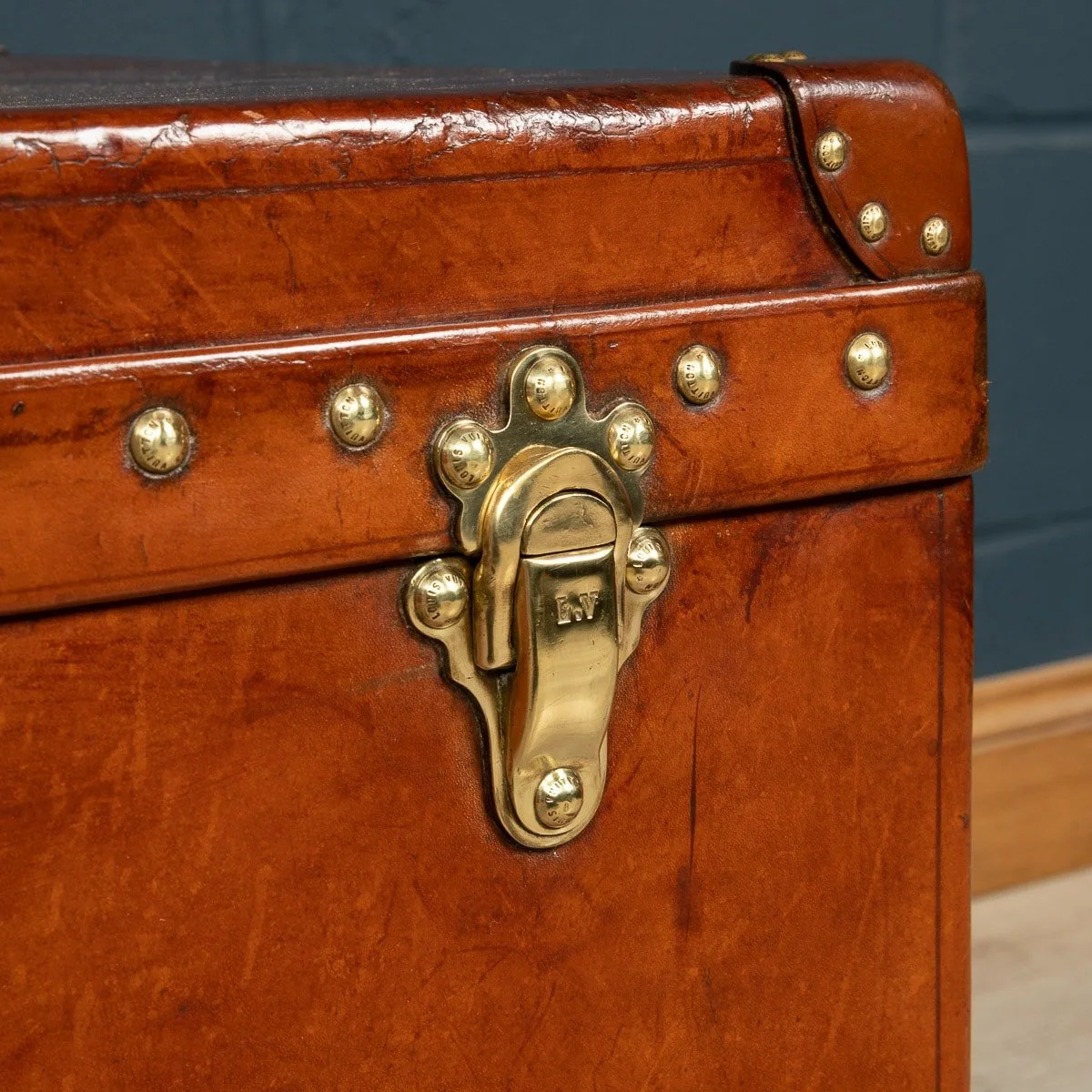 PUSHKIN ANTIQUES - 20thC LOUIS VUITTON COURIER TRUNK IN NATURAL COW HIDE, PARIS c.1930 - 26.jpg