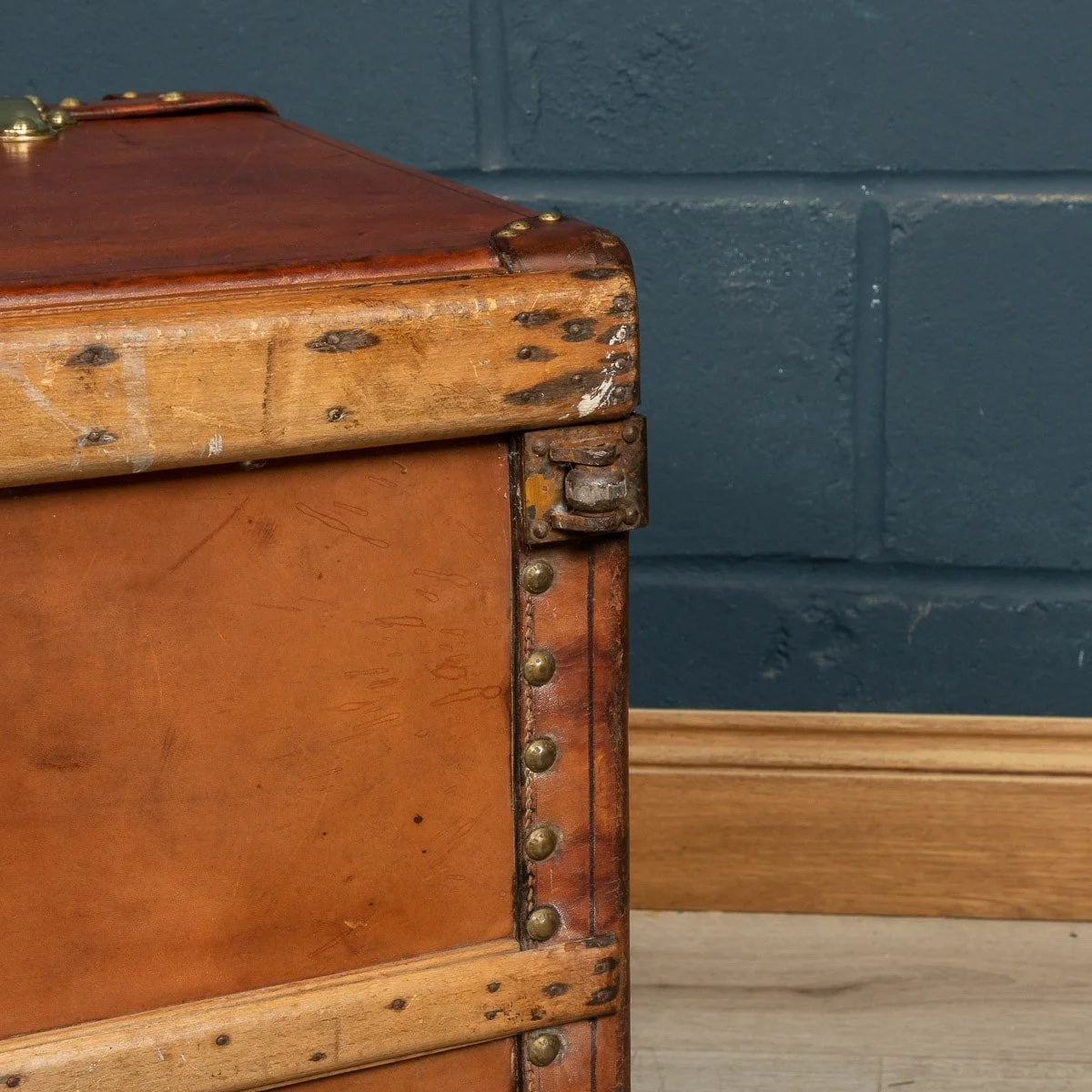 PUSHKIN ANTIQUES - 20thC LOUIS VUITTON COURIER TRUNK IN NATURAL COW HIDE, PARIS c.1930 - 42.jpg