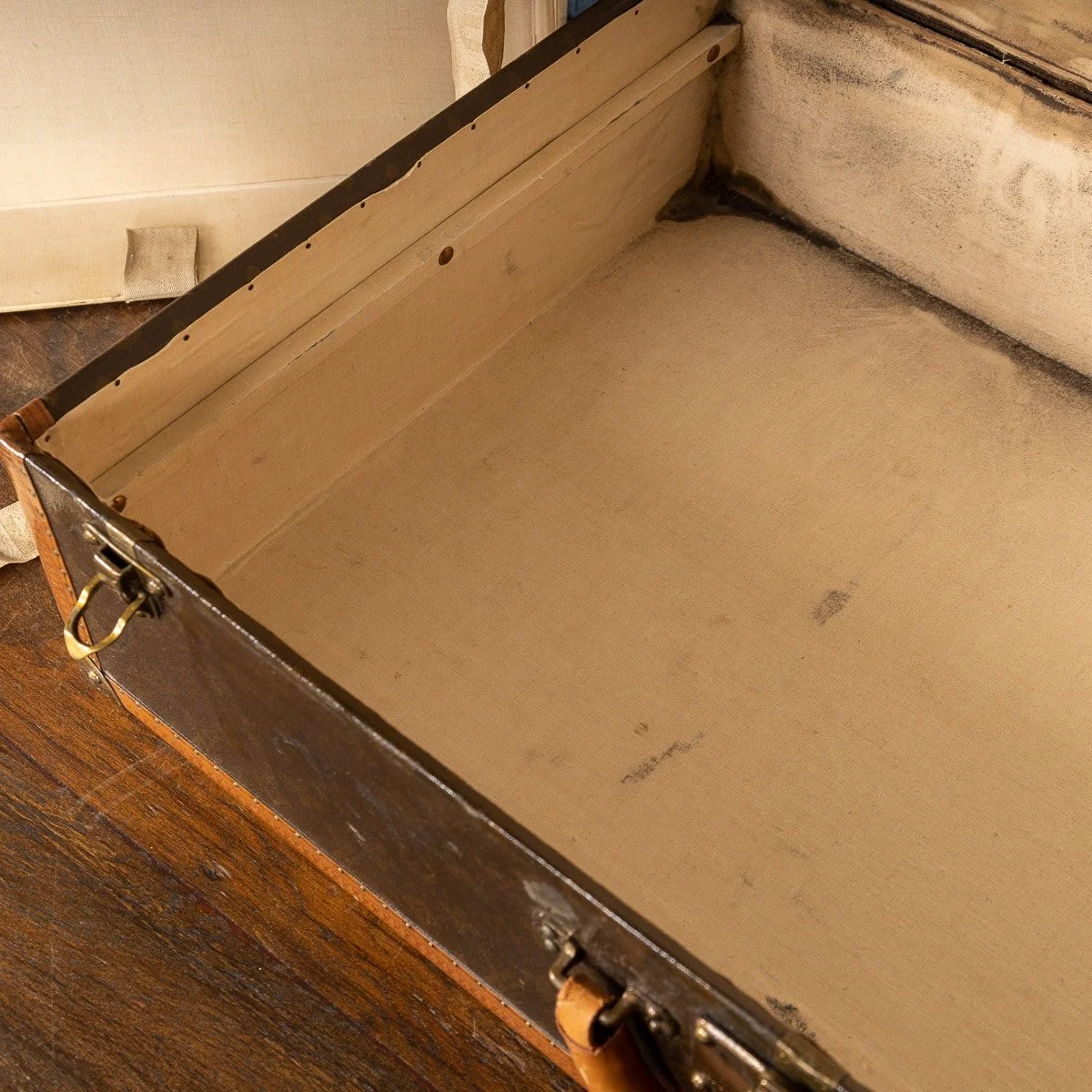 PUSHKIN ANTIQUES - MID 20thC LOUIS VUITTON SUITCASE IN MONOGRAM CANVAS, PARIS - 166.jpg