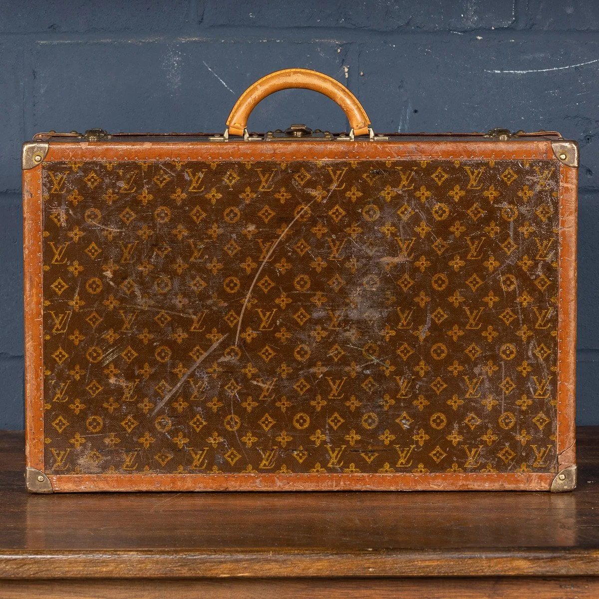 PUSHKIN ANTIQUES - MID 20thC LOUIS VUITTON SUITCASE IN MONOGRAM CANVAS, PARIS - 85.jpg