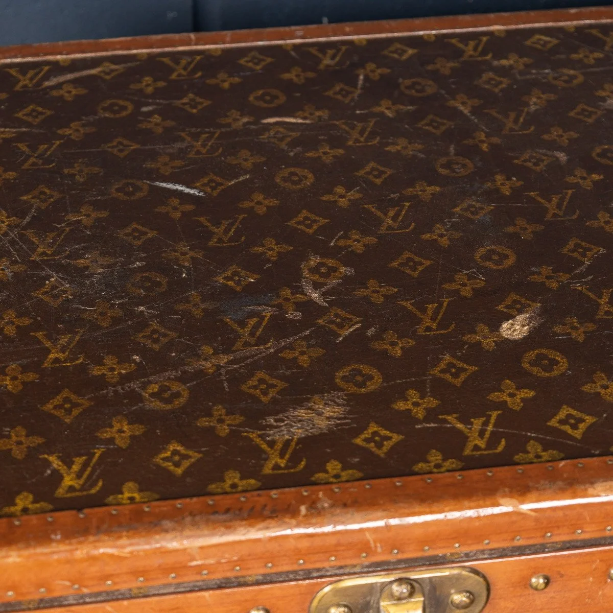 PUSHKIN ANTIQUES - MID 20thC LOUIS VUITTON SUITCASE IN MONOGRAM CANVAS, PARIS - 107.jpg