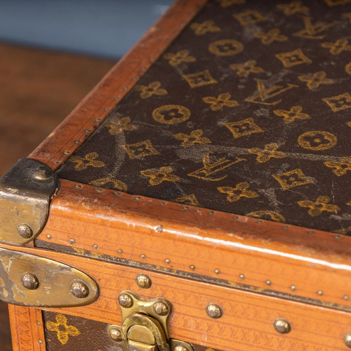 PUSHKIN ANTIQUES - MID 20thC LOUIS VUITTON SUITCASE IN MONOGRAM CANVAS, PARIS - 72.jpg
