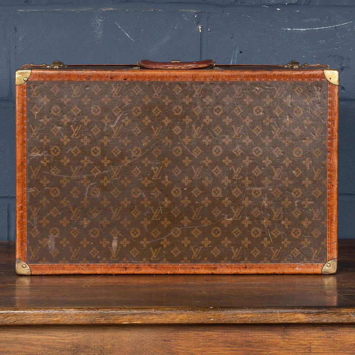PUSHKIN ANTIQUES - MID 20thC LOUIS VUITTON HARD SIDED CASE IN MONOGRAM CANVAS, PARIS - 08.jpg