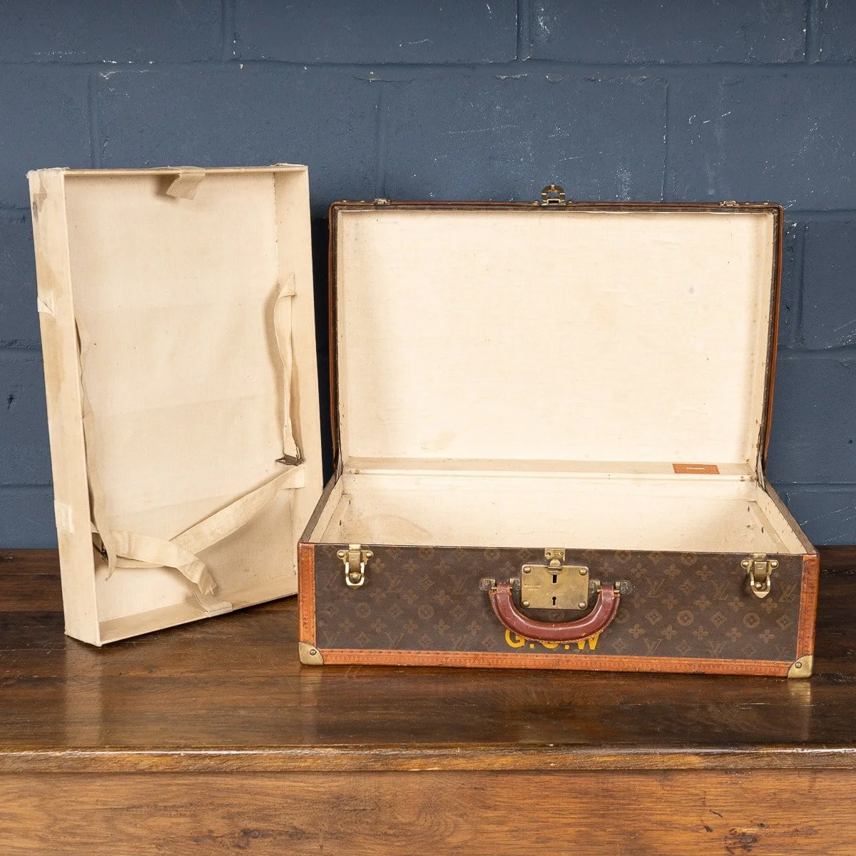 PUSHKIN ANTIQUES - MID 20thC LOUIS VUITTON HARD SIDED CASE IN MONOGRAM CANVAS, PARIS - 10.jpg