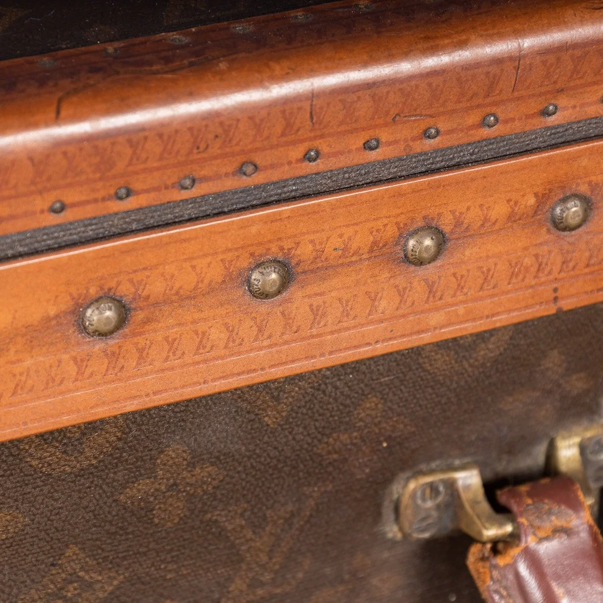 PUSHKIN ANTIQUES - MID 20thC LOUIS VUITTON HARD SIDED CASE IN MONOGRAM CANVAS, PARIS - 28.jpg