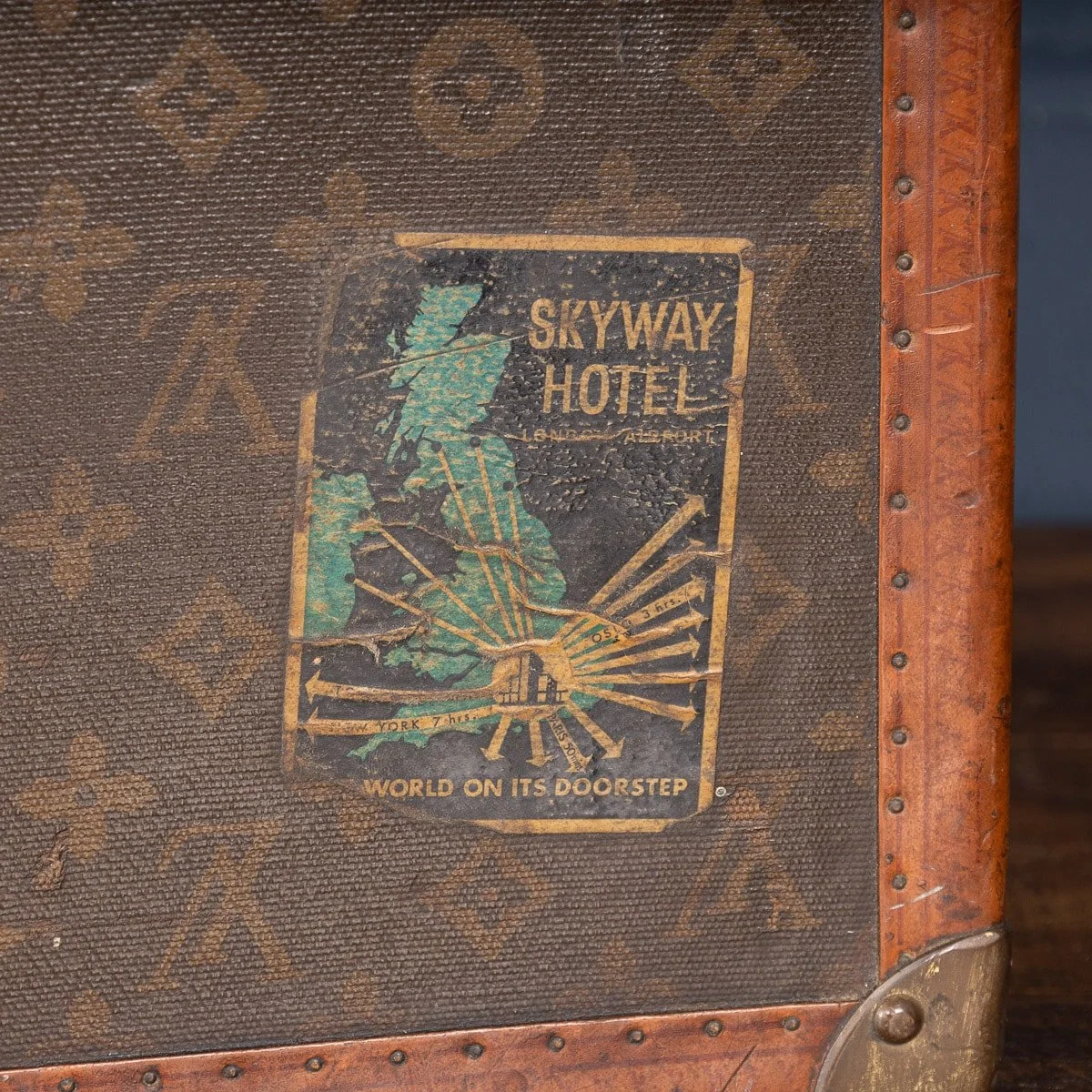 PUSHKIN ANTIQUES - MID 20thC LOUIS VUITTON HARD SIDED CASE IN MONOGRAM CANVAS, PARIS - 36.jpg