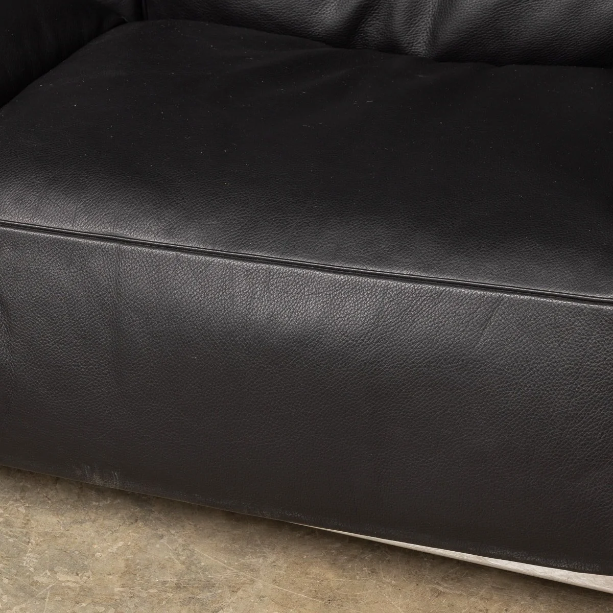 PUSHKIN ANTIQUES - 3 FAUTEUIL GRAND CONFORT, GRAND MODELE, DEUX PLACES CASSINA SOFA. LE CORBUSIER - 09.jpg