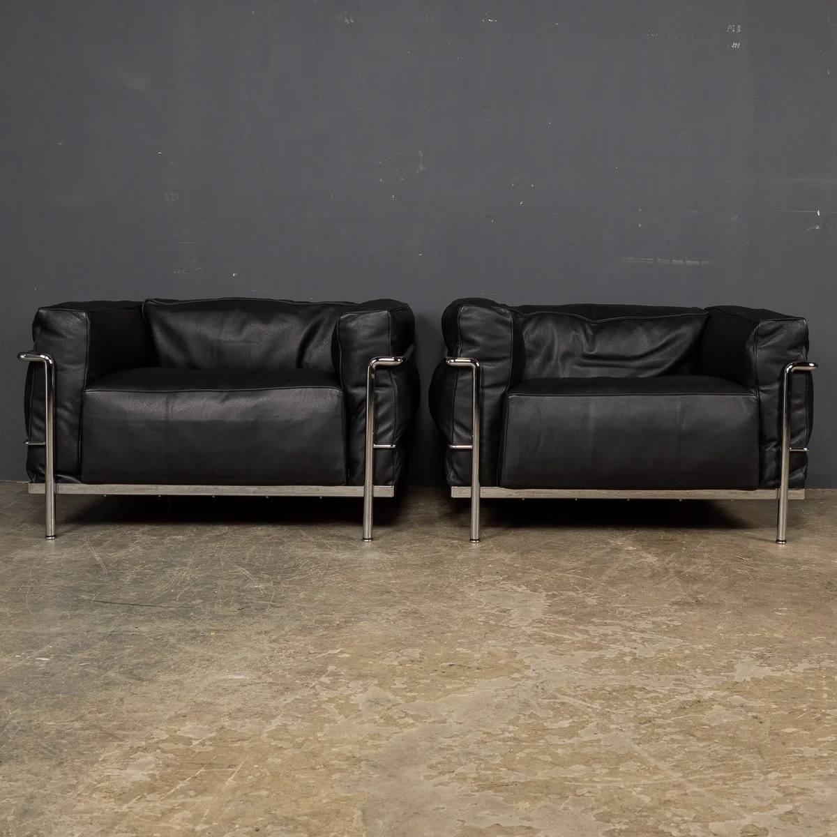 PUSHKIN ANTIQUES - 3 FAUTEUIL GRAND CONFORT, GRAND MODELE, DURABLE CASSINA ARMCHAIRS. LE CORBUSIER - 04.jpg