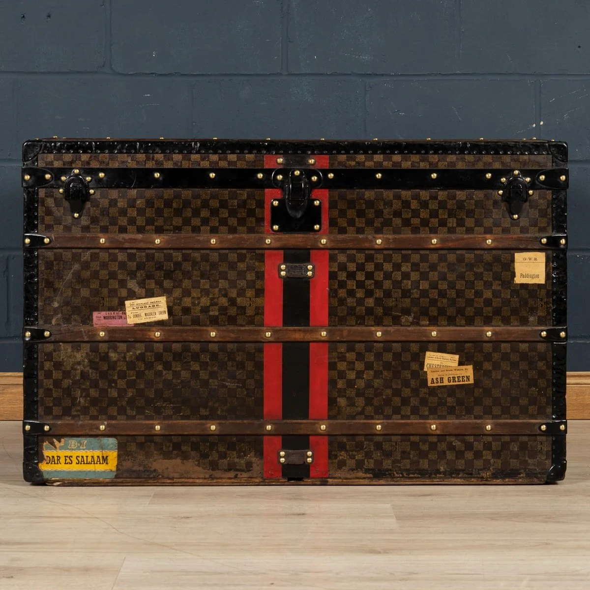 PUSHKIN ANTIQUES - ANTIQUE LOUIS VUITTON %22MALLE HAUTE%22 TRUNK IN DAMIER CANVAS, PARIS c.1900 - 04.jpg