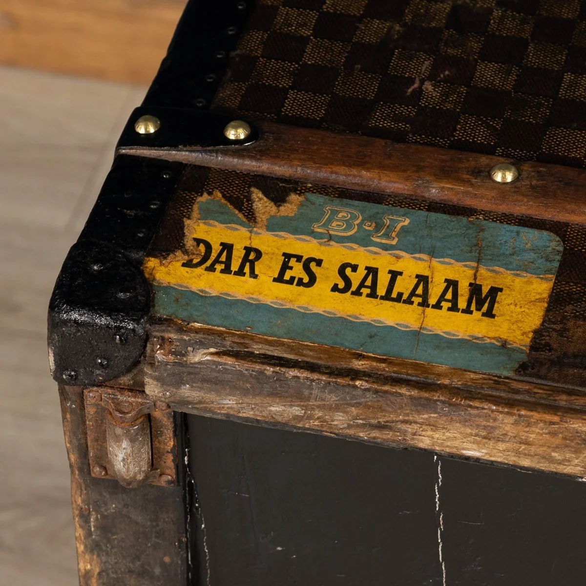 PUSHKIN ANTIQUES - ANTIQUE LOUIS VUITTON %22MALLE HAUTE%22 TRUNK IN DAMIER CANVAS, PARIS c.1900 - 51.jpg