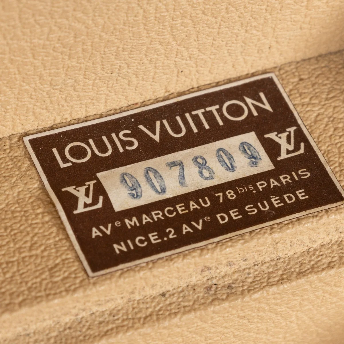 PUSHKIN ANTIQUES - 20thC LOUIS VUITTON SUITCASE IN MONOGRAM CANVAS, FRANCE c.1970 - 10.jpg