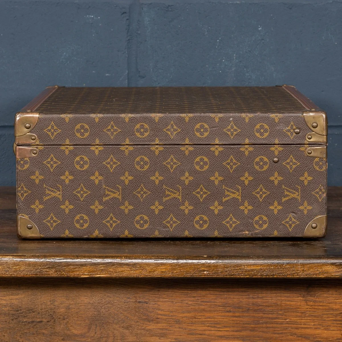 PUSHKIN ANTIQUES - 20thC LOUIS VUITTON SUITCASE IN MONOGRAM CANVAS, FRANCE c.1970 - 04.jpg