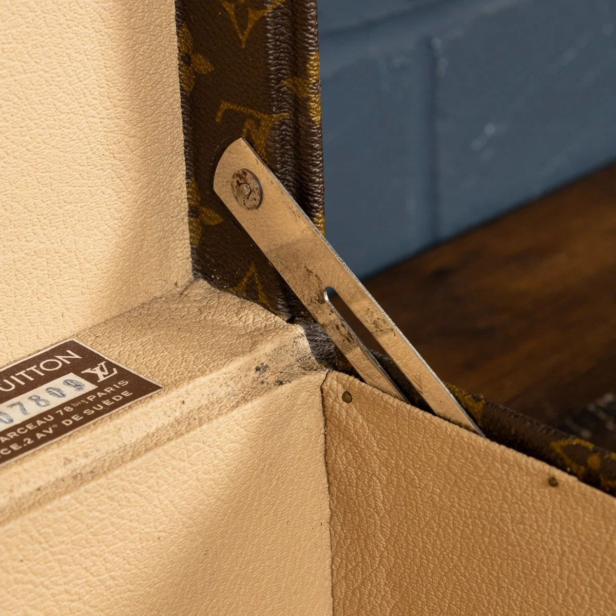 PUSHKIN ANTIQUES - 20thC LOUIS VUITTON SUITCASE IN MONOGRAM CANVAS, FRANCE c.1970 - 12.jpg