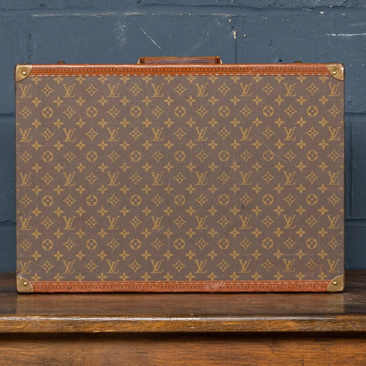 PUSHKIN ANTIQUES - 20thC LOUIS VUITTON SUITCASE IN MONOGRAM CANVAS, FRANCE c.1970 - 07.jpg